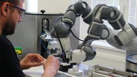 Robot yumi obsluha IMG 5687